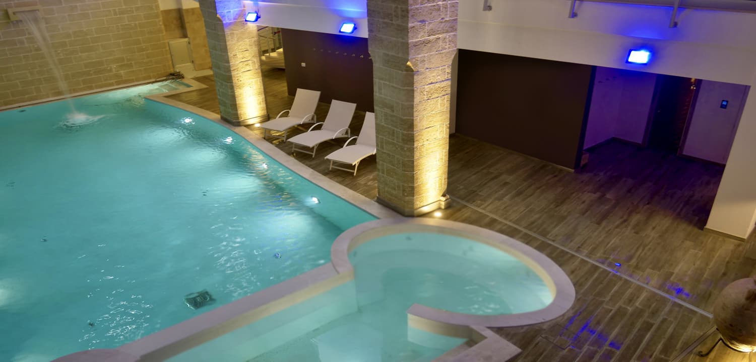 Piscina interior con zonas de hidromasaje